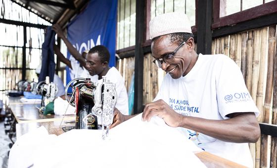 Deslocados pela violência em Moçambique apoiam-se na costura para um caminho de paz